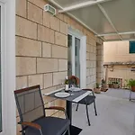 Newly Renovated Apt. Near To Entrance To Old Town